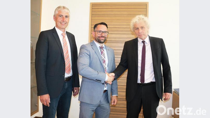 Beim Antrittsbesuch des neuen Chefs der Kriminalpolizei Weiden wünschte Landrat Wolfgang Lippert eine gute Zusammenarbeit. Von rechts: Wolfgang Lippert, Polizeioberrat Jürgen Dodell und sein Stellvertreter Thomas Gallei. Bild: exb