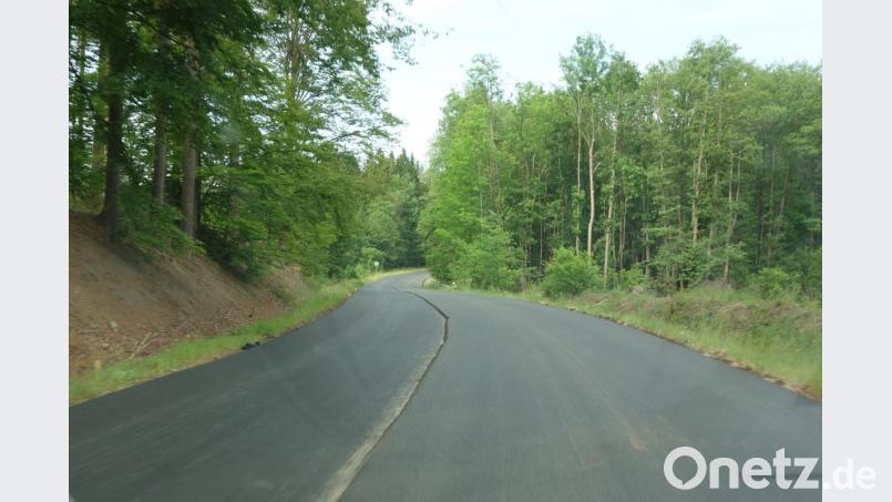 Noch fehlt die Markierung. Die Teilstrecke inmitten eines Waldgebiets lässt kaum auf die einstige Hauptverkehrsader zwischen Nürnberg und Pilsen schließen, die derzeit zwischen Sankt Katerina und Primda eine umfassende Sanierung erfährt. Bild: fjo