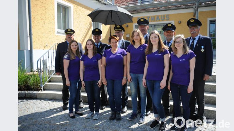 Bürgermeister Franz Mädler (hinten, Dritter von links) übernimmt das Amt des Schirmherrn. Bild: Andreas Brückmann