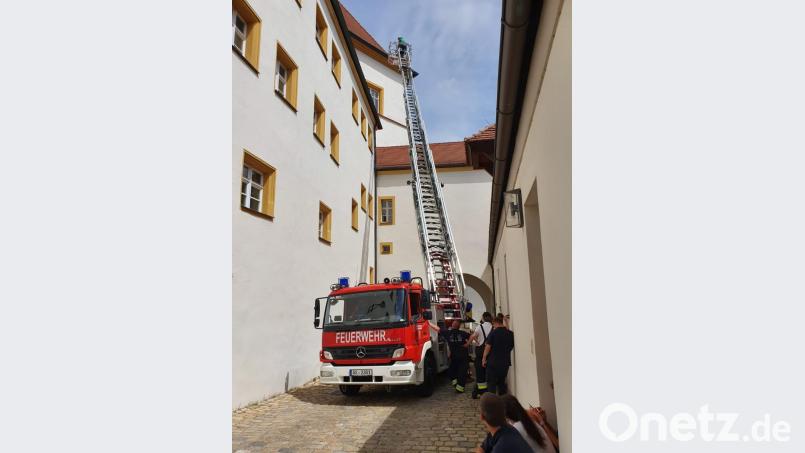 Eng geht es auf den Zufahrten ins Sulzbacher Schloss zu: Eine Herausforderung für die Feuerwehr, wenn sie hier mit der Drehleiter anrückt. Bild: Feuerwehr Sulzbach-Rosenberg