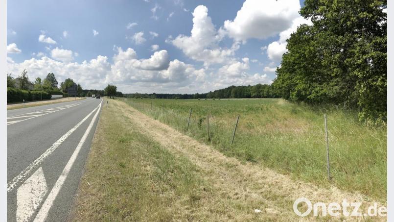 Rechts der Bundesstraße 22 zwischen Altenstadt und Weiden entstehen in der Sauernlohe ein Gewerbe- und angrenzend ein Mischgebiet, in dem auch eine Wohnbebauung ermöglicht wird. Der gesamte Verkehr von und zur B 22 wird über eine Ampel geregelt. Bild: Gabi Schönberger