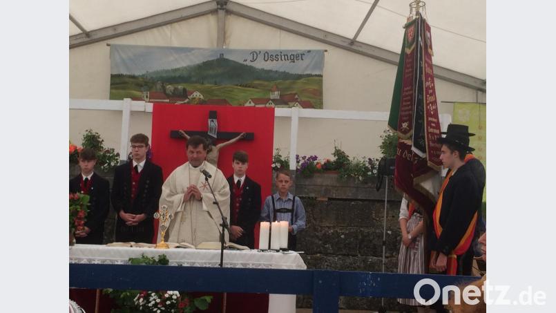 Trachtler stehen mit Pfarrer Hans Zeltsperger zur Patroziniumsfeier auf dem Breitenstein am Altar. Bild: gut