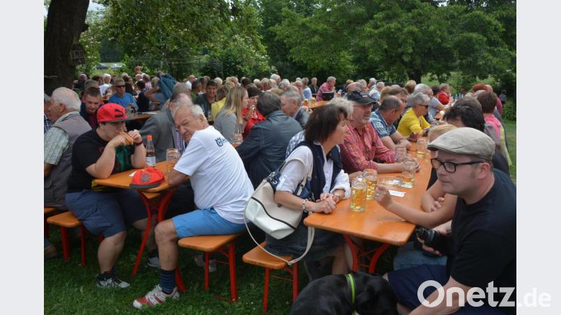 Viel Trubel herrschte beim großen Kapplfest am Sonntag. Nach den drei Sonntagsgottesdiensten genoss der Großteil der Kirchgänger die kulinarischen Genüsse im Biergarten. Die Besucher ließen es sich bei bestem Wetter gut gehen. Bild: jr