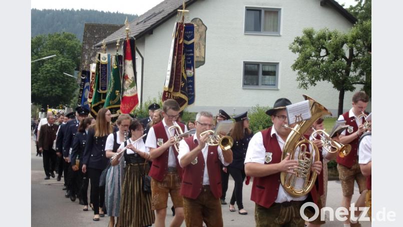 Die Stadtkapelle Pfreimd führte in der Prozession die Vereine aus Weihern und Stein an. Bild: bnr