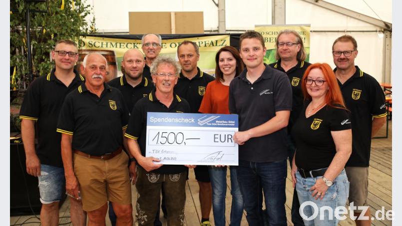 Metallbauermeister Peter Götzl (vierter von rechts) und Ehefrau Julia (fünfte von rechts) überreichten einen Spendenscheck in Höhe von 1500 Euro an TSV-Vorsitzenden Bernhard Reis (fünfter von links). Mit auf dem Bild die Mitglieder des Festausschusses. Bild: njn