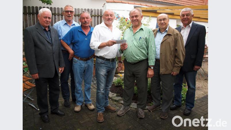 Mit einer Spende, die er an Vorsitzenden Erhard Richthammer (Dritter von rechts) überreichte, gratulierte 3. Bürgermeister Gerhard Schnabel (Vierter von rechts) den Wanderfreunden zum 40-jährigen Bestehen. Bild: sön