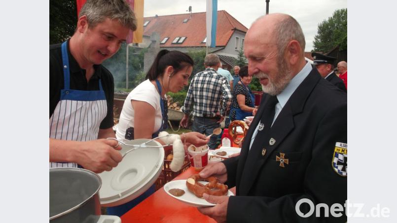 Nach dem kirchlichen Teil startete der Frühschoppen mit einem Weißwurstfrühstück. Mit Braten und verschiedenen Grillspezialitäten ging es in den Tag. Kuchen und Torten und die &quot;Wurzer Kiachla&quot; fehlten nicht in der Kuchentheke, alles hatten die Dorffrauen selbst gebacken. Bild: trj