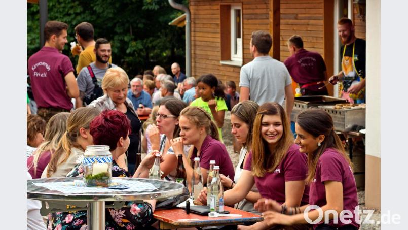 Johannisfeuer in Pirk mit dem Kirwaverein. Bild: Georg Hirmer