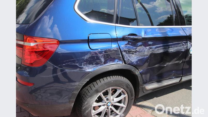 Der BMW wurde an der Seite starkt beschädigt. Bild: jma