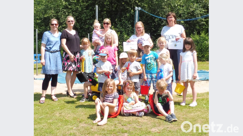 Schon das Arbeiten für das Kochbuch machte den Frauen Spaß. Die Verteilung des erwirtschafteten Erlöses, der zugunsten der Kinder verwendet wird bringt gleich noch mehr Freude. Gabriela Bäumler (hinten, rechts) und Theresa Koch (hinten, Zweite von rechts) haben für das Geld schon einen Plan. Bild: wlr