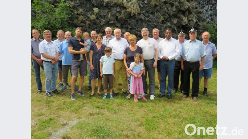 Bild: Zum 75. Geburtstag gratuliern die Vertreter der Vereine. Anton Bodenmeier (vorne Mitte, mit seiner Frau Elisabeth, seinen Söhnen, Schwiegertochter und Enkeln) freut sich über die vielen Glückwünsche. Bild: adj