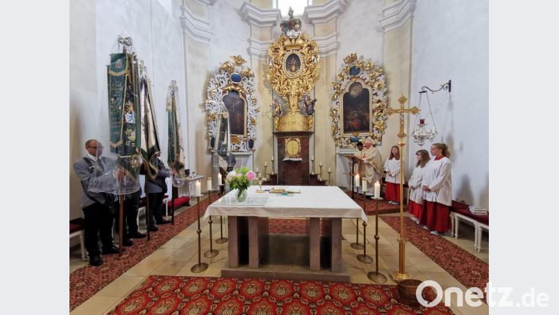 Die Festmesse zelebrieren im Beisein zahlreicher Fahnenabordnungen und Kirchenbesucher Pfarrer Erwin Bauer und Pfarrvikar Bivin. Bild: gz