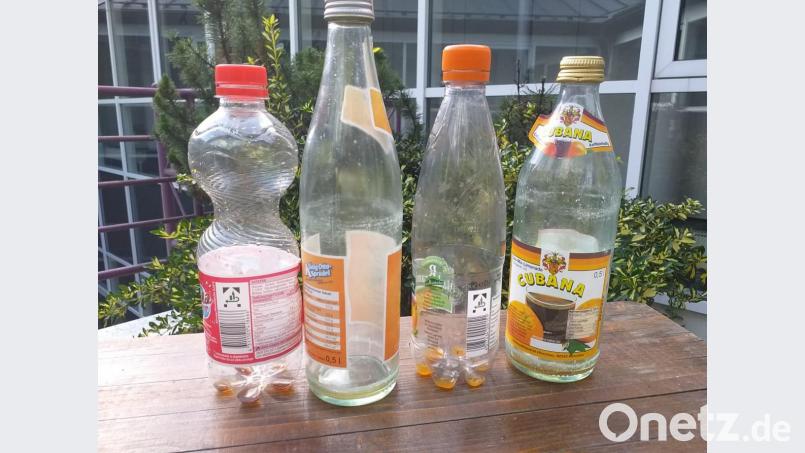 Einwegflaschen (links und Zweite von rechts), auf die es 25 Cent Pfand gibt, werden nach der ersten Benutzung geschreddert. Das folgende Recycling frisst laut Angaben der Gewerkschaft Nahrung-Genuss-Gaststätten zu viel Energie. Besser sei es, auf Glasflaschen zurückzugreifen. Bild: Thomas Kosarew