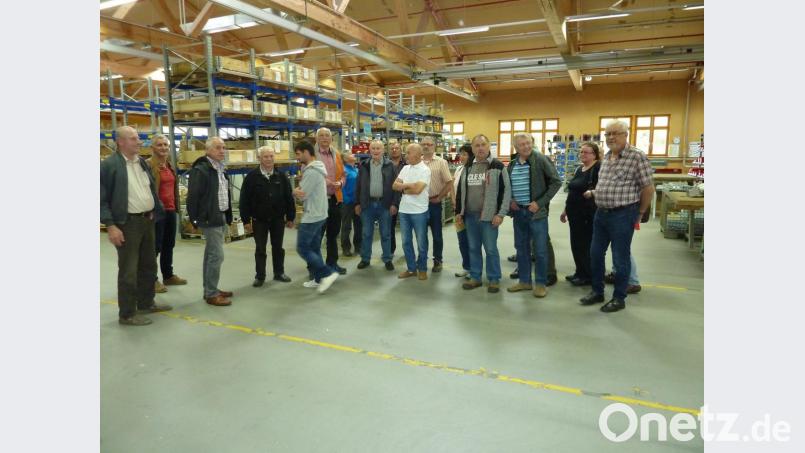 Eine der beiden Gruppen beim Rundgang durch die Werkshallen: Die Schönseer bekamen einen interessanten Einblick in die Firma. Bild: eib