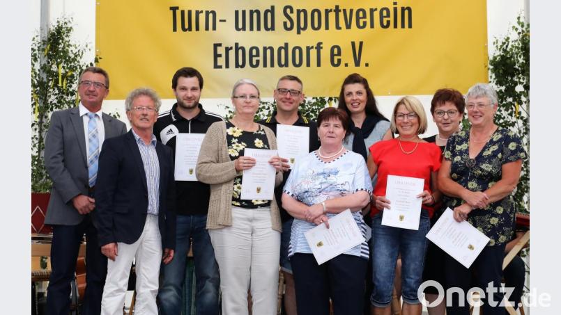 TSV-Vorsitzender Bernhard Reis (zweiter von links) und Bezirksrätin Brigitte Scharf (zweite von rechts) mit den &quot;30-jährigen&quot; (ab dritter von links) Christian Kraus, Elisabeth Döppl, Lars Gmeiner, Waltraud Faget, Janine Rupprecht-Grimm, Gerlinde Haas und Margit Zeidler. Bild: njn