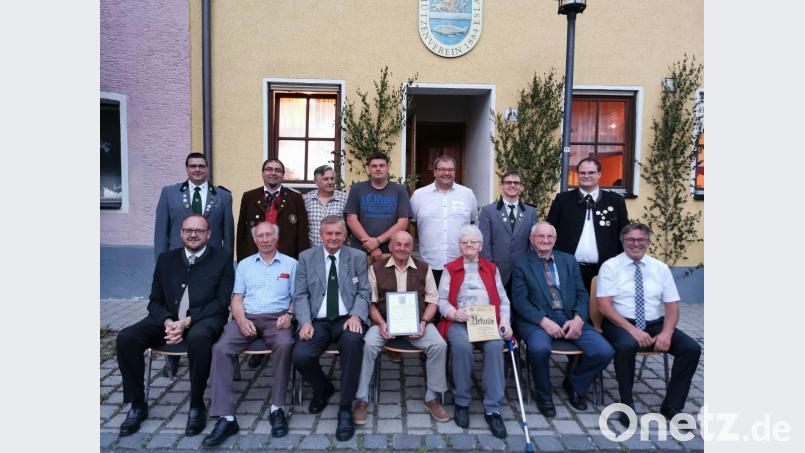 Den langjährigen Mitgliedern gratulieren Landrat Andreas Meier, Bürgermeister Reiner Gäbl, Gauschützenmeister Stefan Brandmiller und Schützenmeister Alexander Schmucker mit Vertreter Brenner im Namen des Vereinsgremiums. Bild: gz