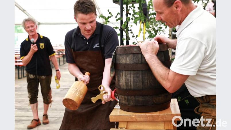 Metallbauermeister Peter Götzl übernahm den Bieranstich. Mit auf dem Bild Markus Lernbecher (rechts) von der Jacob-Brauerei und TSV-Vorsitzender Bernhard Reis (links). Bild: njn