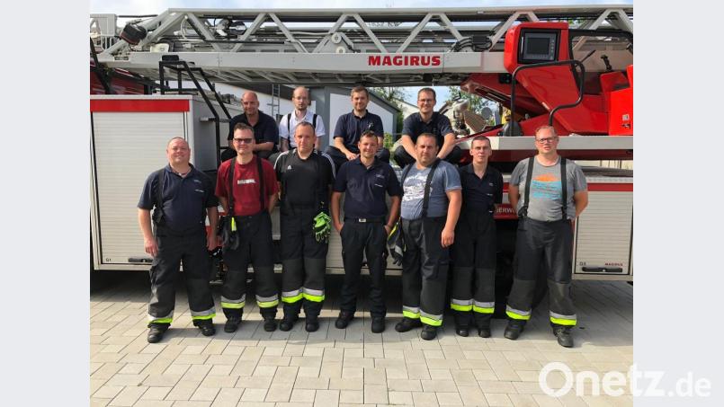 Zehn Männer der Feuerwehr Sulzbach-Rosenberg nehmen am Ausbildungsseminar für Drehleitermaschinisten teil. Thomas Kulacs (Zweiter von links) steht dafür als Referent zur Verfügung. Bild: Feuerwehr Sulzbach-Rosenberg