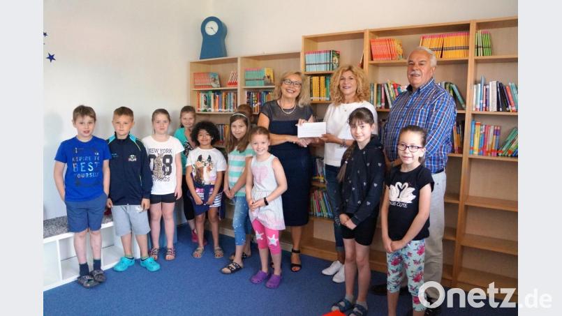 Die Dorfgemeinschaft Viehberg spendet für neuen Lesestoff. Das Geld überreichen Josef Prokscha und Doris Schmidt (von rechts) an Schulleiterin Elvira Rückerl. Bild: oe