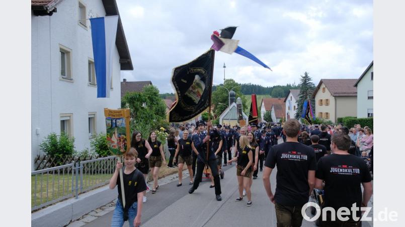 Am Wendepunkt in der Dorfmitte Zeinrieds begegneten sich die teilnehmenden Gruppen. Der Fahenträger aus Schwarzhofen gibt alles und zeigt der Jugendkultur Tännesberg schon mal die Fahne. Neben vielen Feuerwehren aus der Region beteiligten sich auch verschiedene Burschvereine, Landjugenden, Obst- und Gartenbauvereine, Sportvereine und der katholische Frauenbund Teunz. Bild: tkr