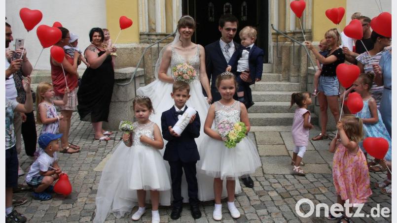 Die Hochzeitsglocken von St. Jakob läuteten für Jasmin und Johannes Grillmeier, die zusammen mit Söhnchen David vor der Kirchentüre von Freunden erwartet wurden. Begleitet wurden sie von Pia, Ludwig und Lina (von rechts). Bild: wro