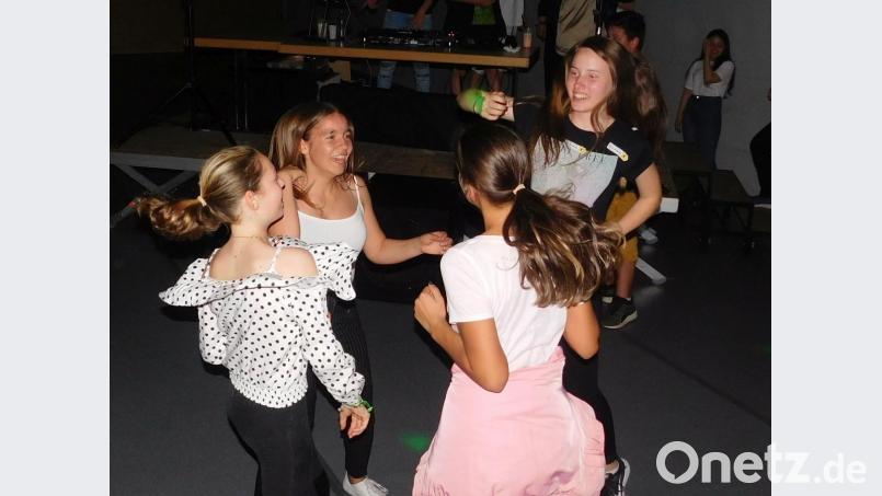 Bei der Jugenddisco haben die Schüler viel Spaß. Bild: hai