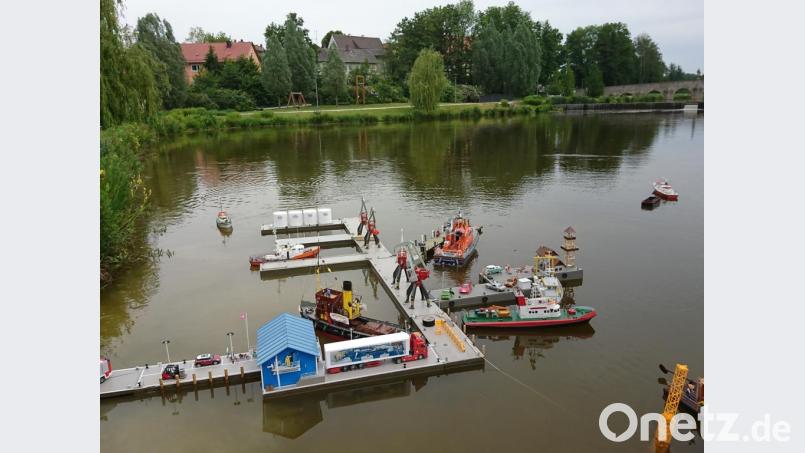 Beim „cooltour-Sommer“ war auch der Schiffsmodellbauclub Weiden dabei. Erstmalig kam eine große modulbasierte beleuchtete Hafenanlage ins Wasser, die Dreh- und Angelpunkt der Vorführungen war. Bild: exb