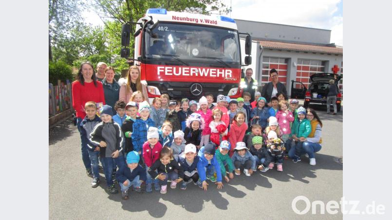 Den Mädchen und Buben gefiel der Tag mit den Feuerwehr-Kommandanten, die zu Besuch in den Kindergarten kamen. Bild: exb