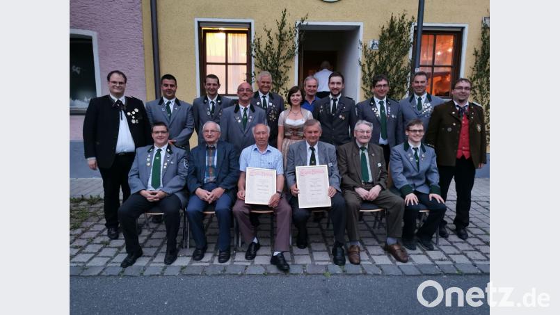 Die neuen Ehrenmitglieder Kaspar Liegl und Hans Bauer (vorne Dritter und Vierter von links), nicht im Bild Pius Hölzl. Mit Georg Zierer (Zweiter von links) und Otto Wildenauer (Zweiter von rechts) hat der SV 1884 insgesamt fünf Ehrenmitglieder. Bild: gz