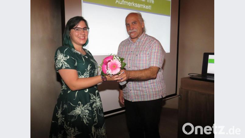 Rotary-Club-Präsident Jeff Beer bedankte sich bei Lena Schulwitz für den Vortrag mit einem Blumenstrauß und versprach der jungen Frau Spenden vom Rotary-Club für die Hilfswerke in Kenia. Bild: ubb
