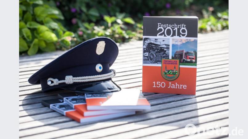 Schon das Cover der Festschrift zeigt den Sprung vom ersten Spritzenwagen zur heutigen modernen Feuerlöschtechnik. Bild: flt