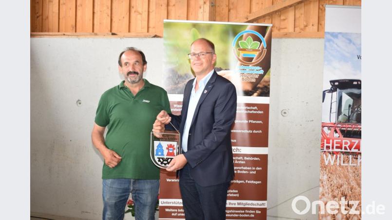 Zweiter Bürgermeister Alexander Werner gratuliert Josef Hägler zum 20-jährigen Firmenjubiläum. Bild: bnr