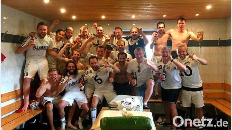Legendär, diese Legenden, die in der Kabine immer noch zu feiern wissen. Unser Bild (Legendenspiel) die zeigt Legenden als „weißes Ballett“ von links: Daniel Baldauf, Alex Schinner, Tobias Holzinger, Michael Kern, Manu Herrmann, Massi Quaiomi, Dominik Dotzauer, Alex Deyerl, Heiko Enders, Raphael Müller, Trainer Rainer Wegmann, Dominik Müller und Betreuer Michael Hörl sowie vorne von rechts: Thomas „Ultra“ Herrmann, Sergej Schuller, Marian Würtele, Matthias Bayer, Patrick Neumann, Tobias Oguntke, Dennis Kuhbandner, Sven Kuhbandner und Andi Preiss.
Alternativ das Kabinenfoto (Legenden) mit hintere Reihe von links: Constantin Wedlich, Tobias Oguntke, Tobias Holzinger, Sergej Schuller, Dominik Dotzauer, Dennis Kuhbandner, Betreuer Michael Hörl, Alex Schinner, Sven Kuhbandner; mittlere Reihe von links:, Andi Preiss, Raphael Müller, Marian Würtele und Heiko Enders sowie vorne von links: Daniel Baldauf, Manuel Herrmann, Michael Kern, Massi Quaiomi, Trainer Rainer Wegmann, Betreuer, Thomas „Ultra“ Herrmann und Matthias Bayer Bild: gsr