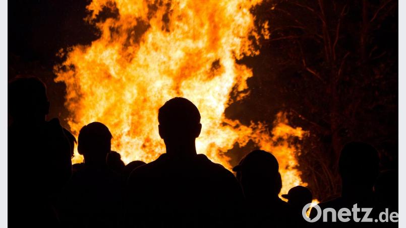 Johannisfeuer in Pirk mit dem Kirwaverein. Bild: Georg Hirmer
