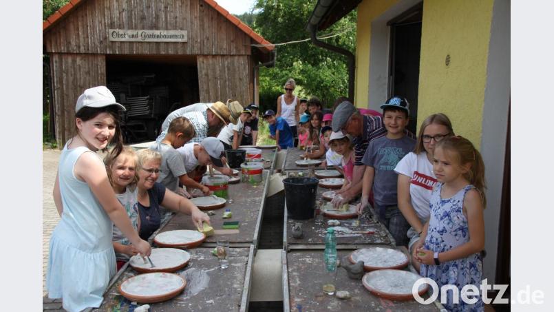 Die Kinder bauten mit Eifer Vogeltränken, womit sie die Vögel in den heimischen Garten holen und ihnen beim Trinken und Baden zusehen können. Bild: frd