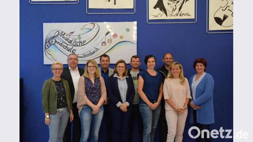 (von links): Schulleiterin Michaela Bergmann, Bürgermeister Josef Reindl, 2. Vorsitzende Stefanie Escherl, Schriftführer Uwe Bergmann, Schatzmeisterin Caroline Wagner, Beisitzer Andreas Gallner, 1. Vorsitzende Irmgard Birner, Kassenprüfer Thomas Kumeth, Beisitzerin Sabine Spindler und Kassenprüferin Gabi Schindler Bild: tat