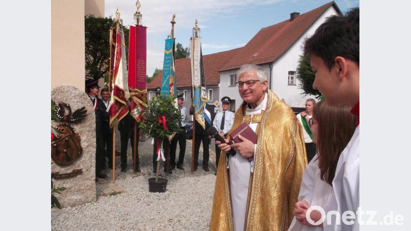 Weihe des Gedenksteins anlässlich der 950 Jahr Feier. Bild: trj