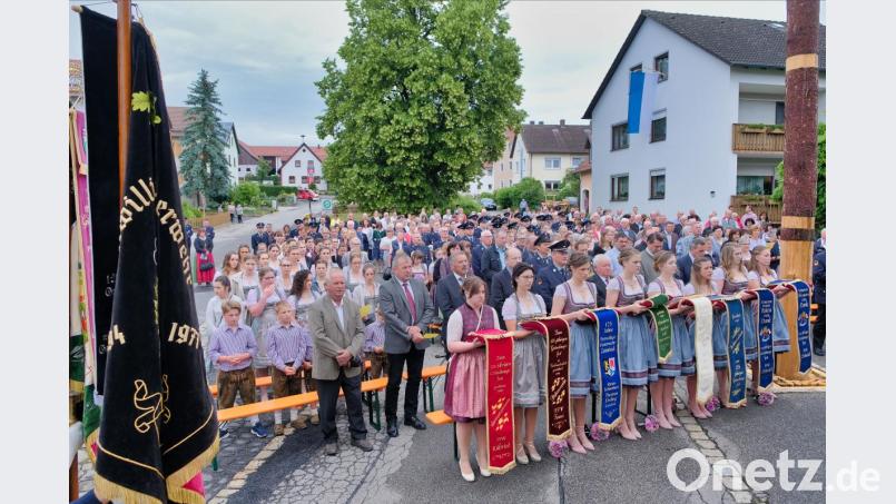 Der Dorfplatz in Zeinried unter dem Maibaum war gut gefüllt mit Gottesdienstbesuchern. Im Vordergrund die Festdamen mit den Fahnenbändern, dahinter der Gemeinderat mit den Schirmherrn Norbert Eckl und Landrat Thomas Ebeling. Bild: tkr