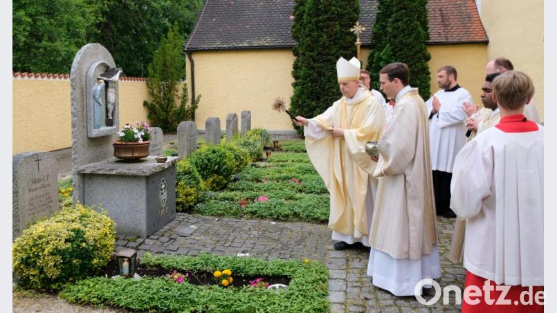 Den verstorbenen Mitgliedern des Passionistenordens galt das dankbare Gedenken auf dem Klosterfriedhof. Bild: mab