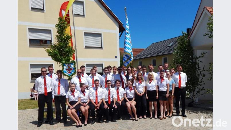 Das ist neu: Der seit zehn Jahren bestehende Burschenverein Hiltersdorf hat nun auch weibliche Mitglieder. Bild: ac