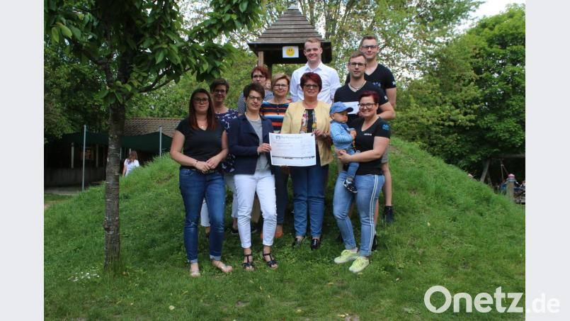 Das &quot;Kunterbunt&quot;-Team, bestehend aus Yvonne Rothmaier, Susanne Schildbach (von links), Andrea Seidler (vorne) und Ines Gutt, nehmen eine 400-Euro-Spende von Frauen-Union und Junger Union entgegen. Bild: sne