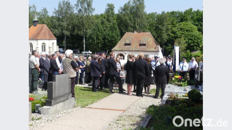 Zu den Klängen des &quot;Liedes vom guten Kameraden&quot; senken sich bei der Beerdigung die Fahnen von Krieger- und Soldatenkameradschaft sowie Katholischem Männerverein für Hans Wöhrl. Bild: rn