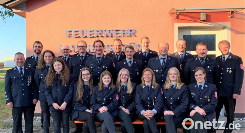 Die Feuerwehrleute in Hannersgrün haben allen Grund zum Strahlen. 14 Teilnehmer absolvierten erfolgreich die Leistungsprüfung, darunter sechs ganz junge Damen. Bild: jml