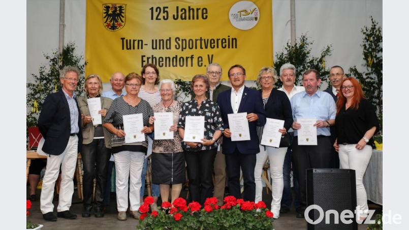 TSV-Vorsitzender Bernhard Reis (links) sowie (von rechts), zweite Vorsitzende Alexandra Gmeiner und der Vizepräsident des Bayerischen Landessportverbandes Peter Rzytki nahmen die Ehrungen vor. Für 50 Jahre wurden ausgezeichnet (von links) Magdalena und Rudi Linkel, Rita Schreiber, Ulrike Scholz, Hilde Kohr, Marie-Luise Schraml, Herbert Stattnik, Bürgermeister Hans Donko, Manuela Donko, Edgar Forster, und Eduard Bauer. Bild: njn