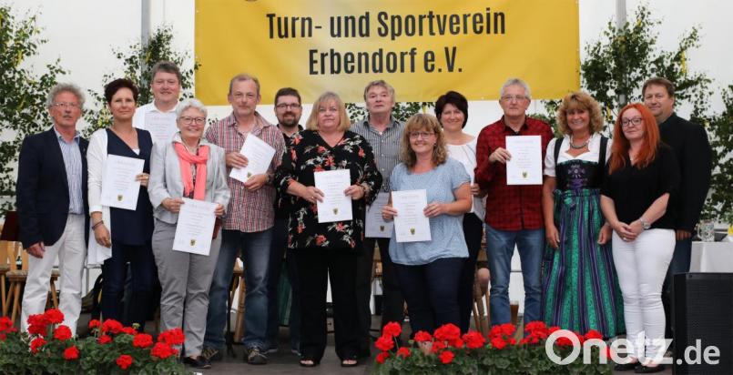 (von links) TSV-Vorsitzender Bernhard Reis mit den für 40 Jahre geehrten Mitgliedern Sonja Grünauer, Bernhard Schmidt, Elisabeth Holziner, Peter Schraml, Marco Vollath, Christa Schreyer, Bernhard Vollath, Susanne Seiler, Manuela Klamt und Klaus Weigl. Mit auf dem Bild unter anderem dritte Bürgermeisterin Sonja Heindl (dritte von rechts). Bild: njn