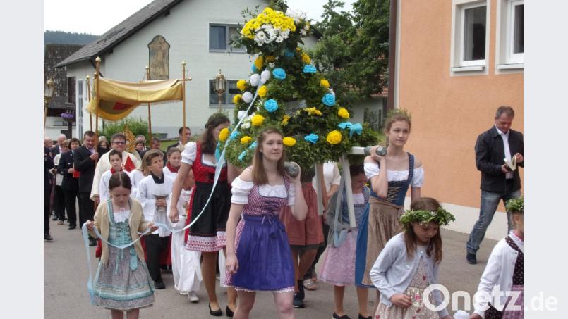 Ein besonderer Blickfang sind alle Jahre die geschmückten Heiligenfiguren, die in der eucharistischen Prozession mitgetragen werden. Bild: bnr