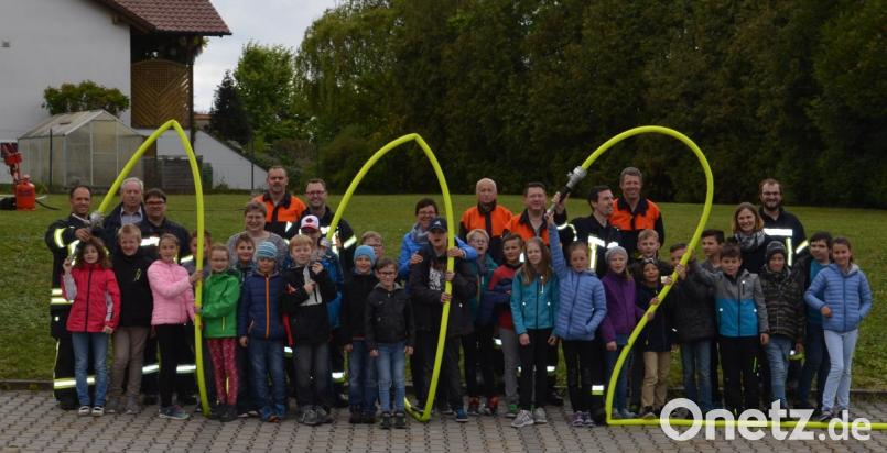 Einen tollen Tag bei der Feuerwehr verbrachten die Jungen und Mädchen der Grundschule Fensterbach. Bild: nib