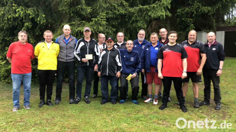 Wettbewerbsleiter Reinhard Jäger und stellvertretender Spartenleiter Andreas Reichl (von links), Schiedsrichter Alfred Franz (Fünfter von links) und Stadtsportverbands-Vorsitzender Peter Haibach (rechts) gratulierten den Vertretern der vier erstplatzierten Mannschaften, die Geldpreise erhielten. Bild: jr