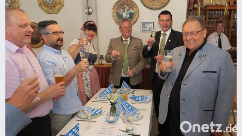 Jan Picka, Vladimir Vlecek, Susanne und Andreas Feller und Landrat Thomas Ebeling (von links) ließen Ernst Schober (rechts) zum 70. Geburtstag hochleben. Bild: Hirsch