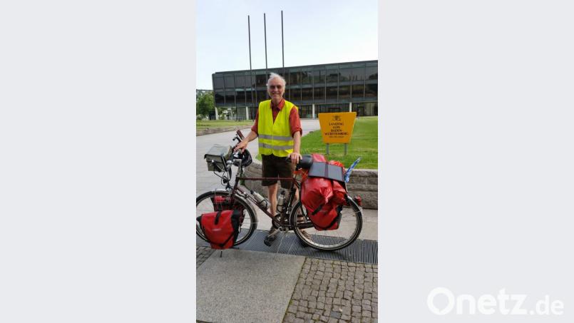 Karlheinz Weigl vor dem Landtag in Stuttgart. Bild: exb